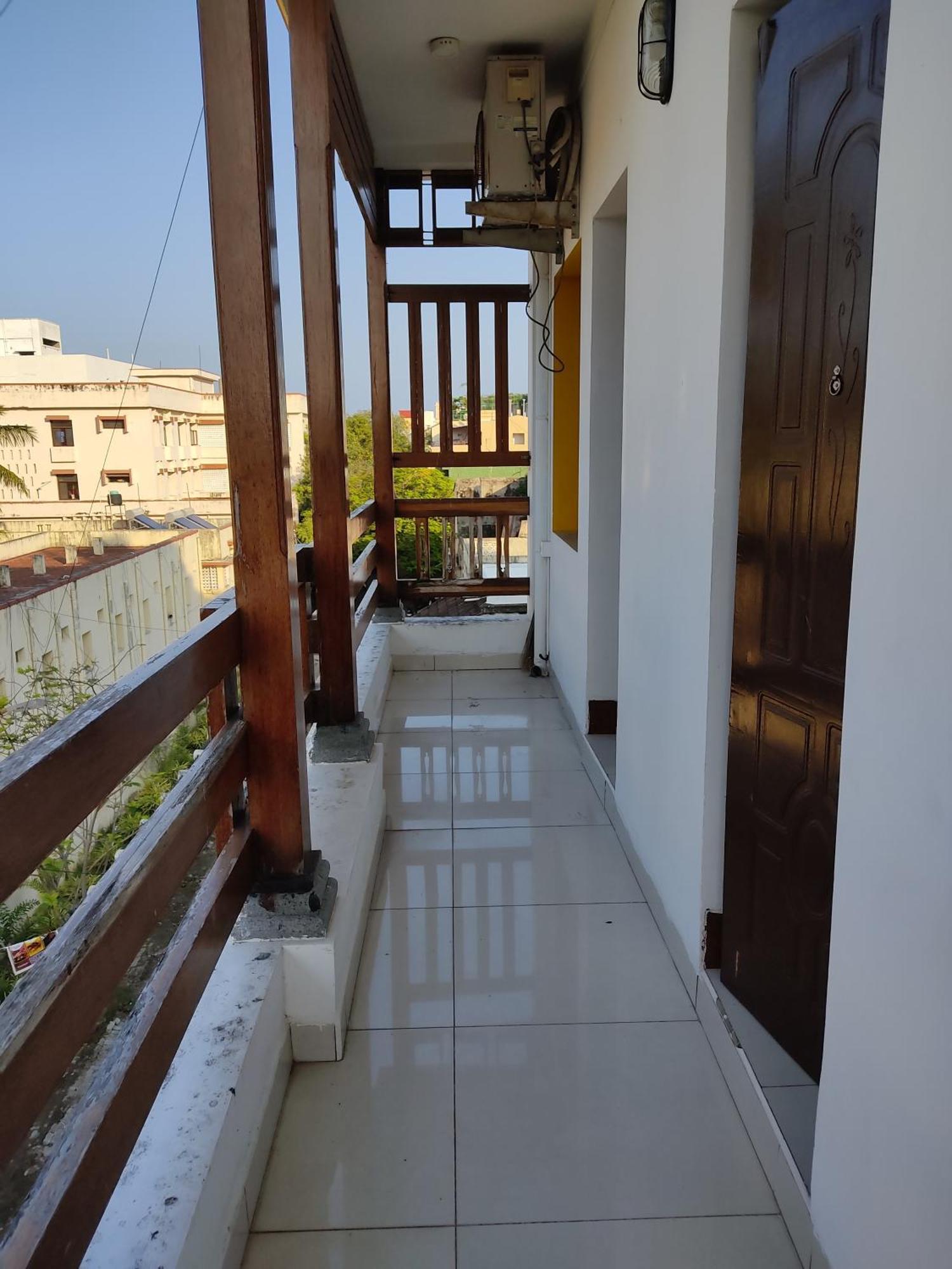 Manora Residency Hotel Puduccseri Kültér fotó
