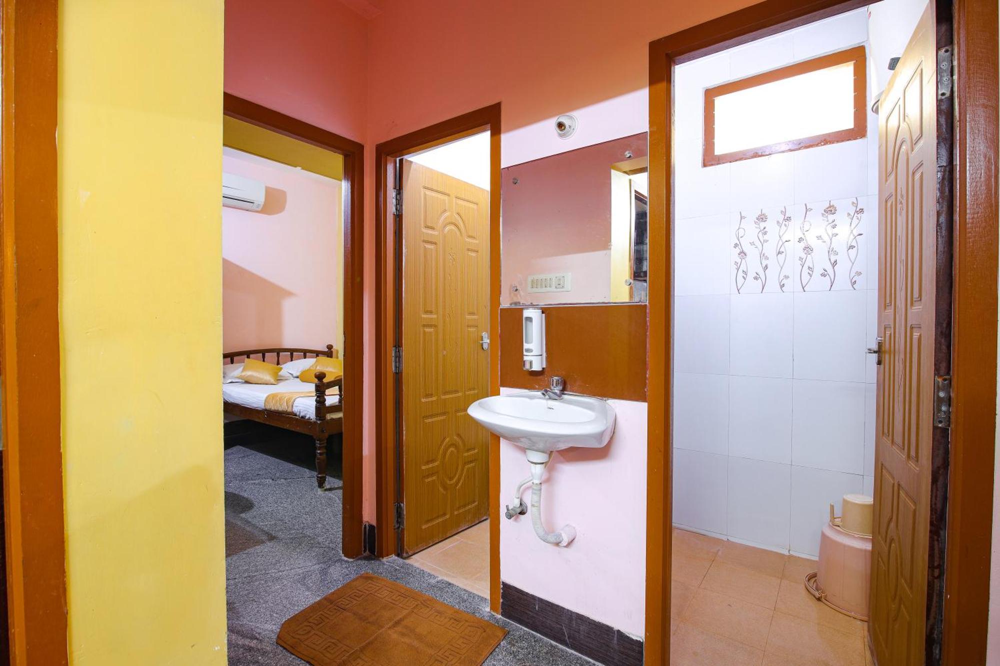 Manora Residency Hotel Puduccseri Kültér fotó